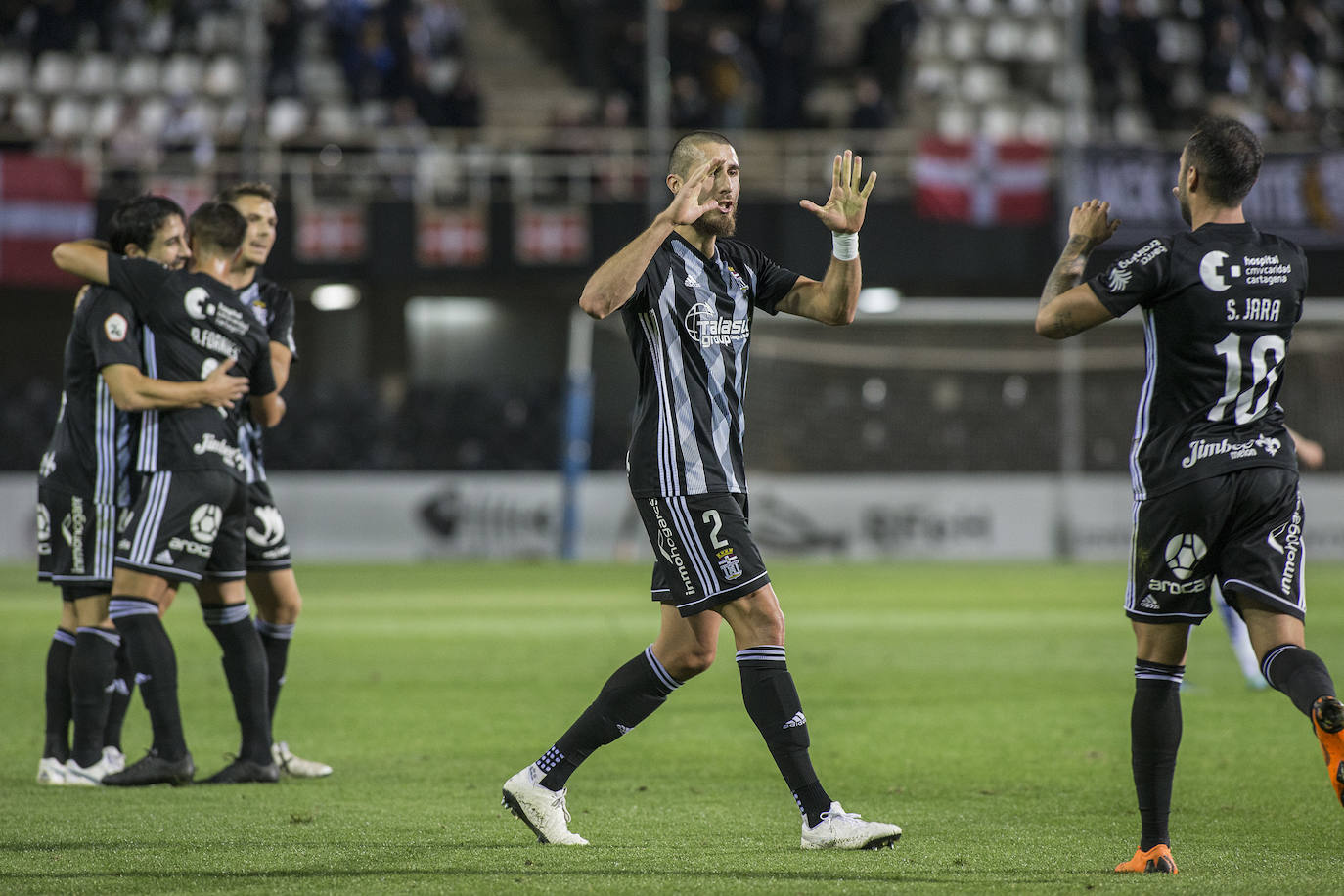 Gana con lo justo al colista Villarrobledo (2-1), al que hace gigante en una tarde apática, con dos chispazos de Santi Jara en la jornada previa al derbi
