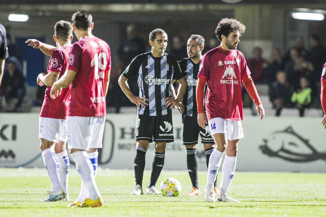 Gana con lo justo al colista Villarrobledo (2-1), al que hace gigante en una tarde apática, con dos chispazos de Santi Jara en la jornada previa al derbi