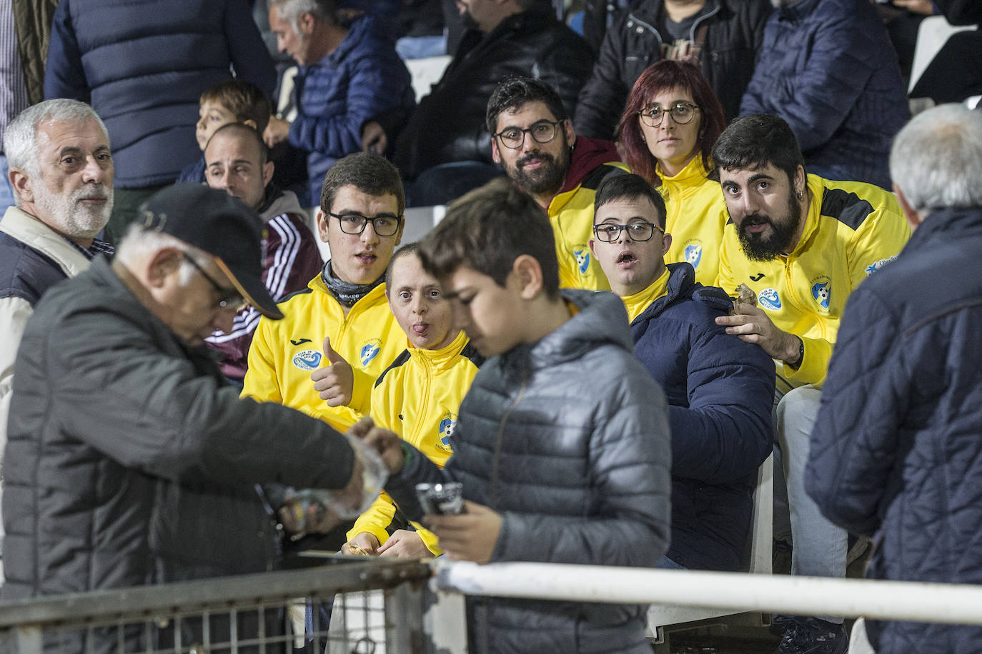 Gana con lo justo al colista Villarrobledo (2-1), al que hace gigante en una tarde apática, con dos chispazos de Santi Jara en la jornada previa al derbi