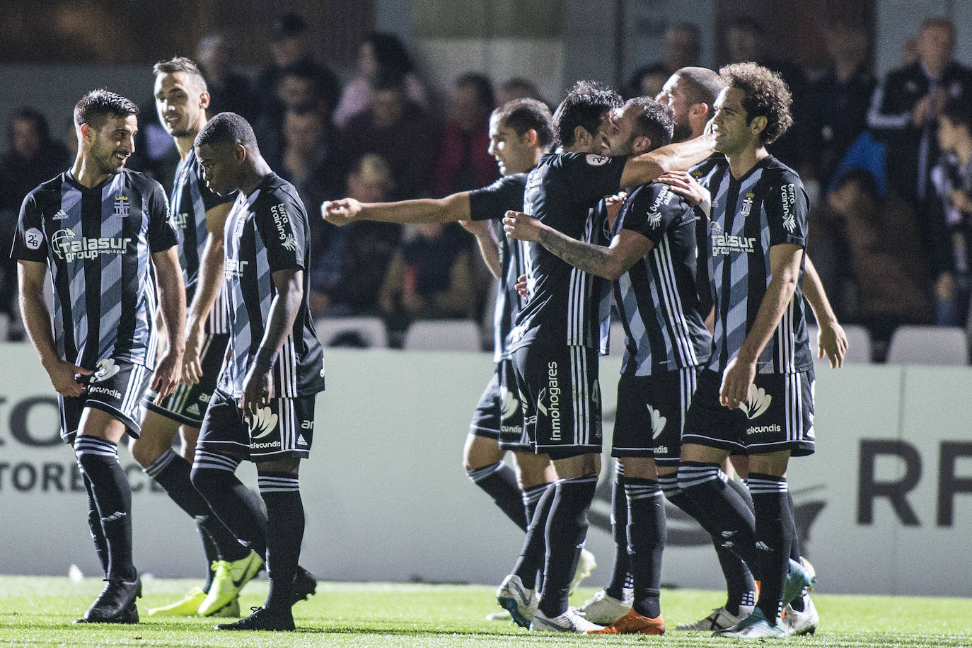 Gana con lo justo al colista Villarrobledo (2-1), al que hace gigante en una tarde apática, con dos chispazos de Santi Jara en la jornada previa al derbi