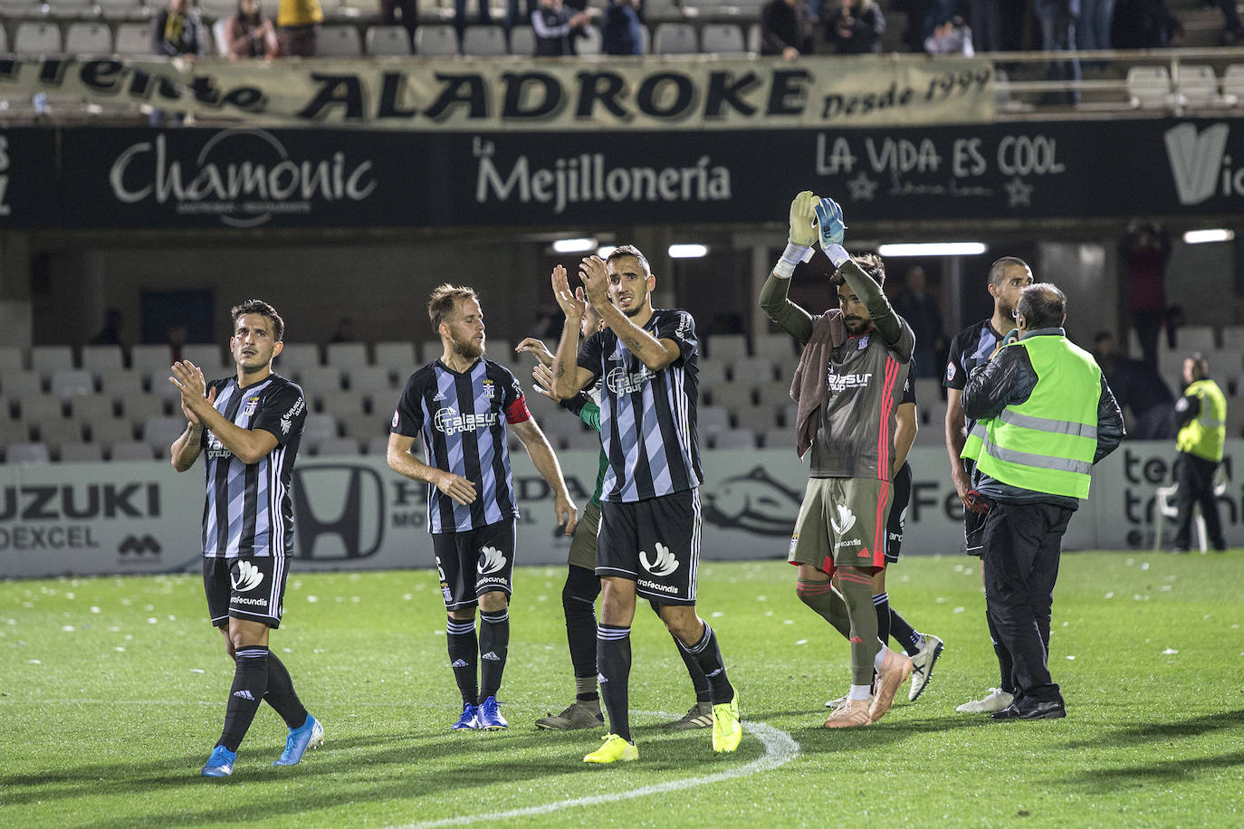 Gana con lo justo al colista Villarrobledo (2-1), al que hace gigante en una tarde apática, con dos chispazos de Santi Jara en la jornada previa al derbi