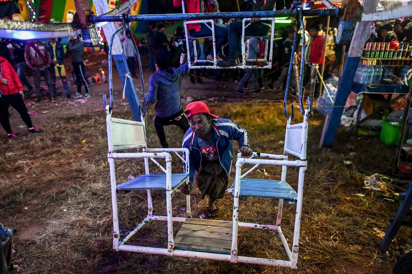 En Birmania las grandes norias de las ferias giran gracias a la mera fuerza del hombre. Grupos de acróbatas bien entrenados y coordinados se encargan de trepar por el entramado de metales para hacer girar la estructura y que así los visitantes puedan disfrutar de una bonita vista de la ciudad