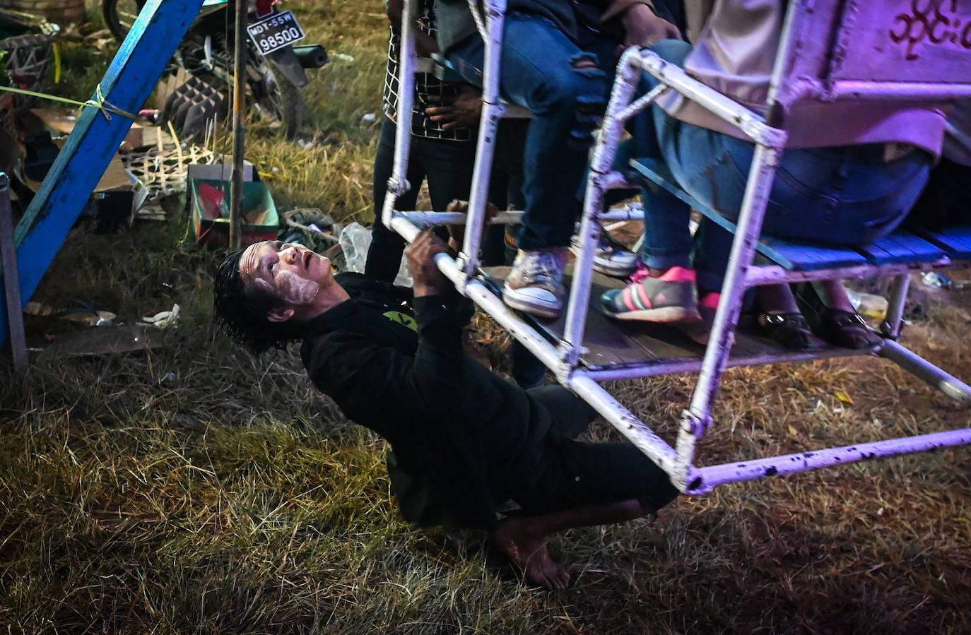 En Birmania las grandes norias de las ferias giran gracias a la mera fuerza del hombre. Grupos de acróbatas bien entrenados y coordinados se encargan de trepar por el entramado de metales para hacer girar la estructura y que así los visitantes puedan disfrutar de una bonita vista de la ciudad