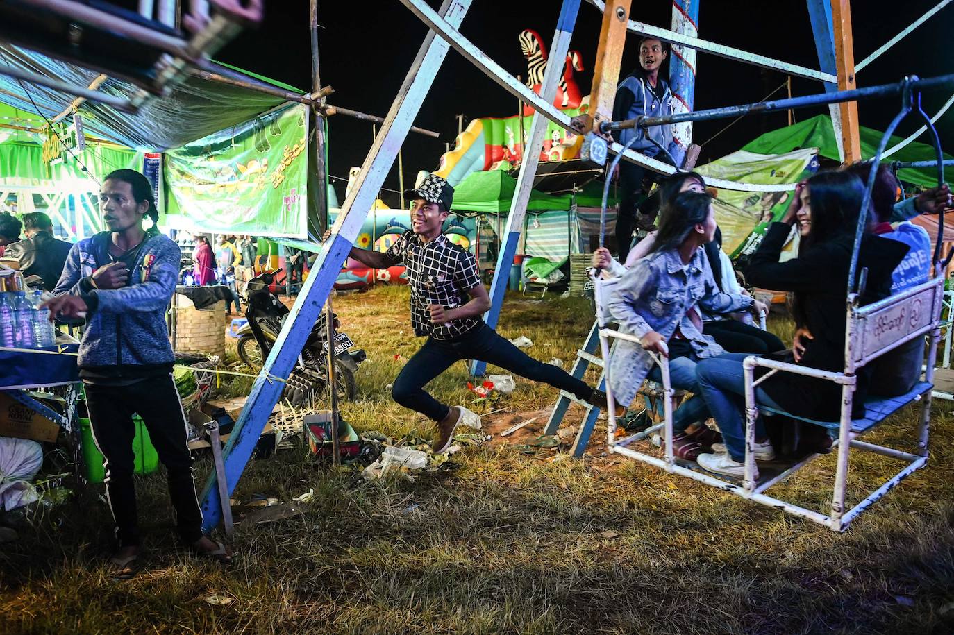 En Birmania las grandes norias de las ferias giran gracias a la mera fuerza del hombre. Grupos de acróbatas bien entrenados y coordinados se encargan de trepar por el entramado de metales para hacer girar la estructura y que así los visitantes puedan disfrutar de una bonita vista de la ciudad