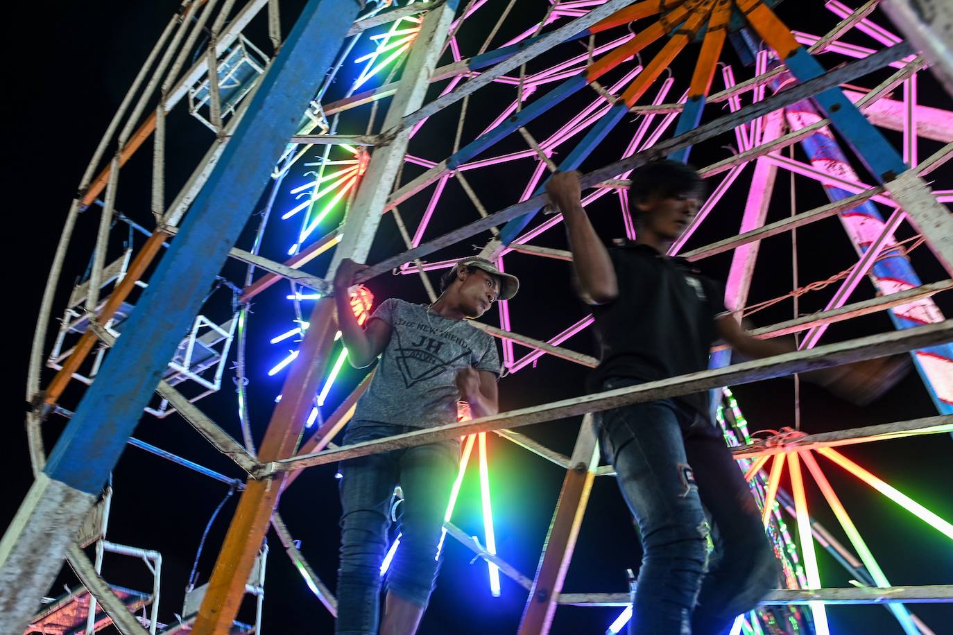 En Birmania las grandes norias de las ferias giran gracias a la mera fuerza del hombre. Grupos de acróbatas bien entrenados y coordinados se encargan de trepar por el entramado de metales para hacer girar la estructura y que así los visitantes puedan disfrutar de una bonita vista de la ciudad