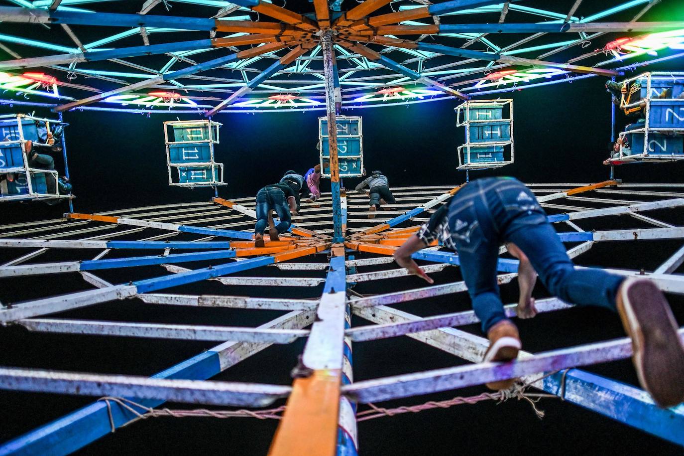 En Birmania las grandes norias de las ferias giran gracias a la mera fuerza del hombre. Grupos de acróbatas bien entrenados y coordinados se encargan de trepar por el entramado de metales para hacer girar la estructura y que así los visitantes puedan disfrutar de una bonita vista de la ciudad