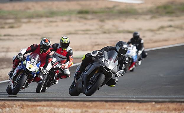 Varios pilotos toman una de las curvas cerradas del Circuito de Velocidad de Cartagena, en una imagen reciente. 