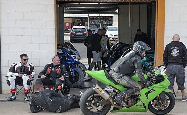 Los usuarios del Circuito, en su mayoría extranjeros, descansan en uno de los boxes.