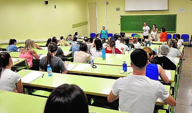 Decenas de opositores realizan los exámenes para lograr un puesto de maestro el pasado junio. 