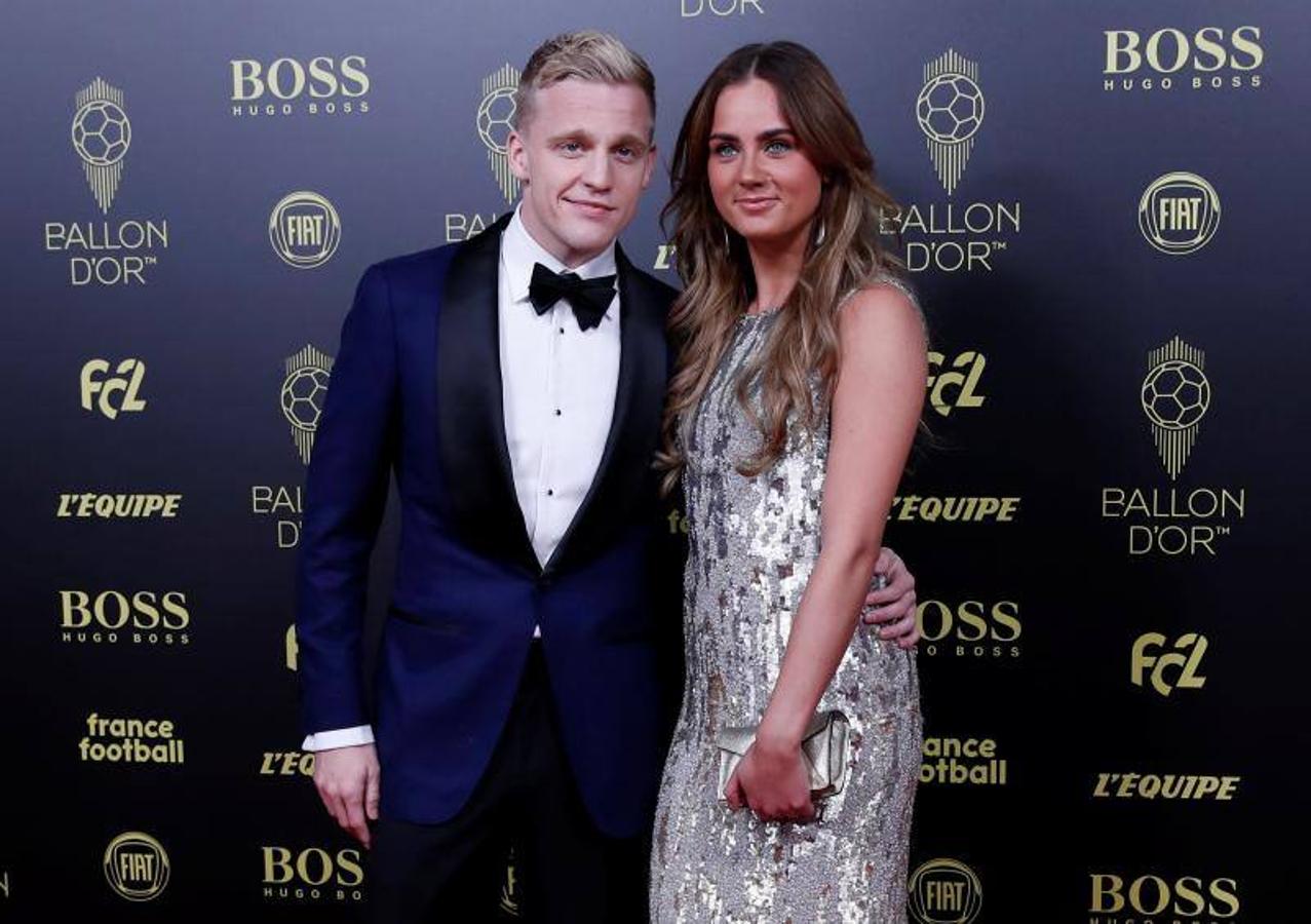 Donny Van de Beek con su pareja.