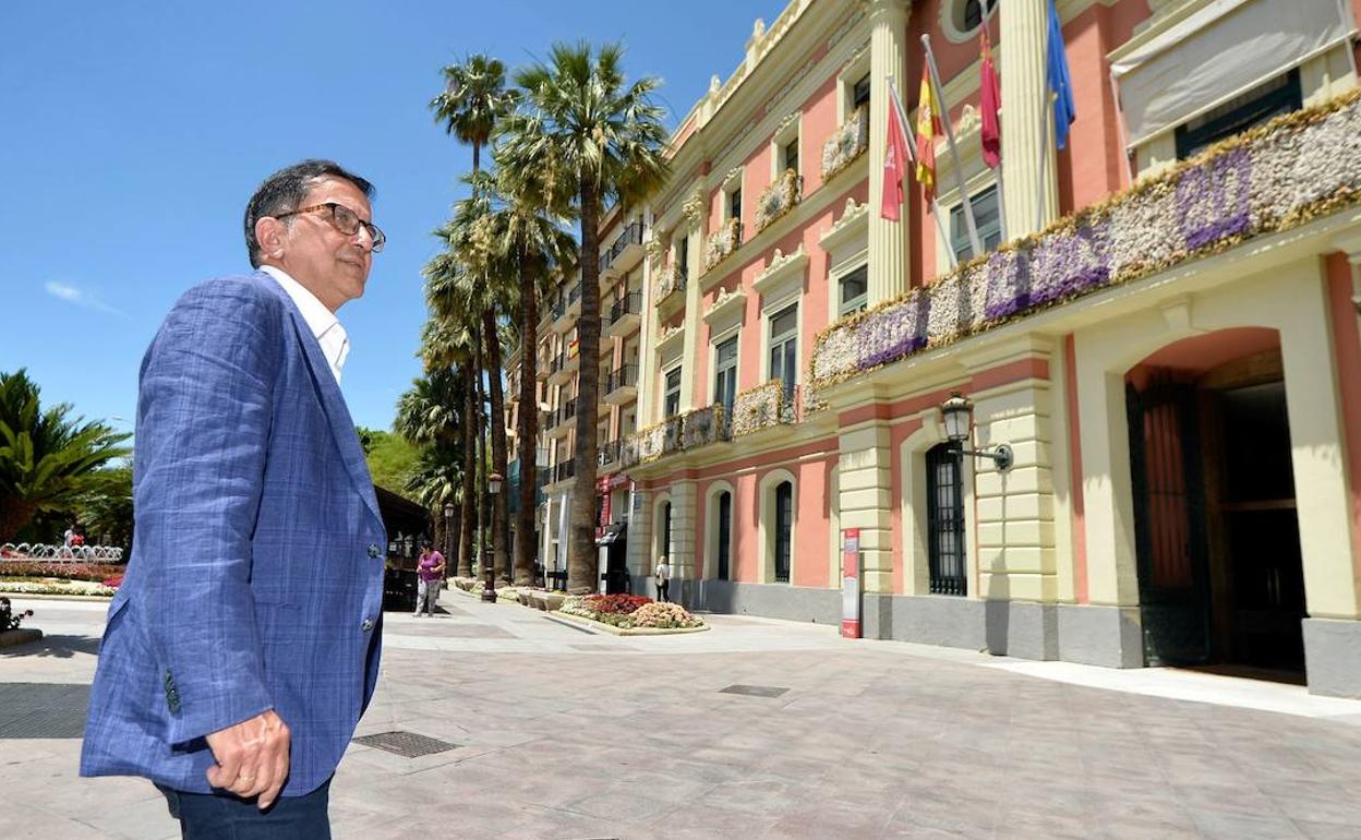 El portavoz del Grupo Municipal Socialista, José Antonio Serrano, frente al Ayuntamiento de Murcia, en una imagen de archivo.