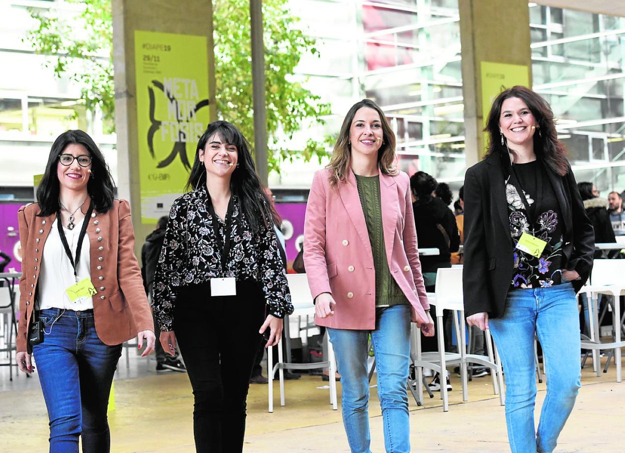 Las tecnólogas Judith Sáez, Elena Torró, Cristina Santamarina y Victoria Moreno, en la Facultad de Economía y Empresa de la UMU, donde se celebró el DIAPE19. 