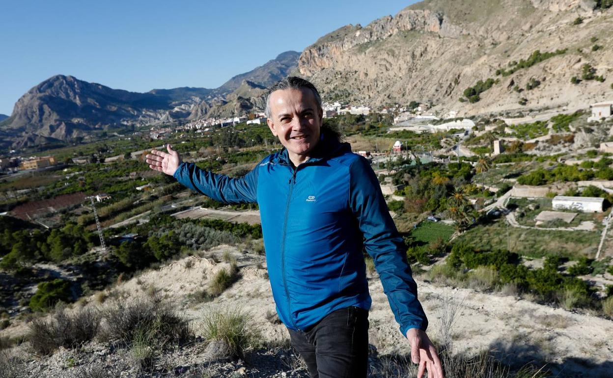 Alfonso López Segura con el Valle de Ricote a sus pies. 