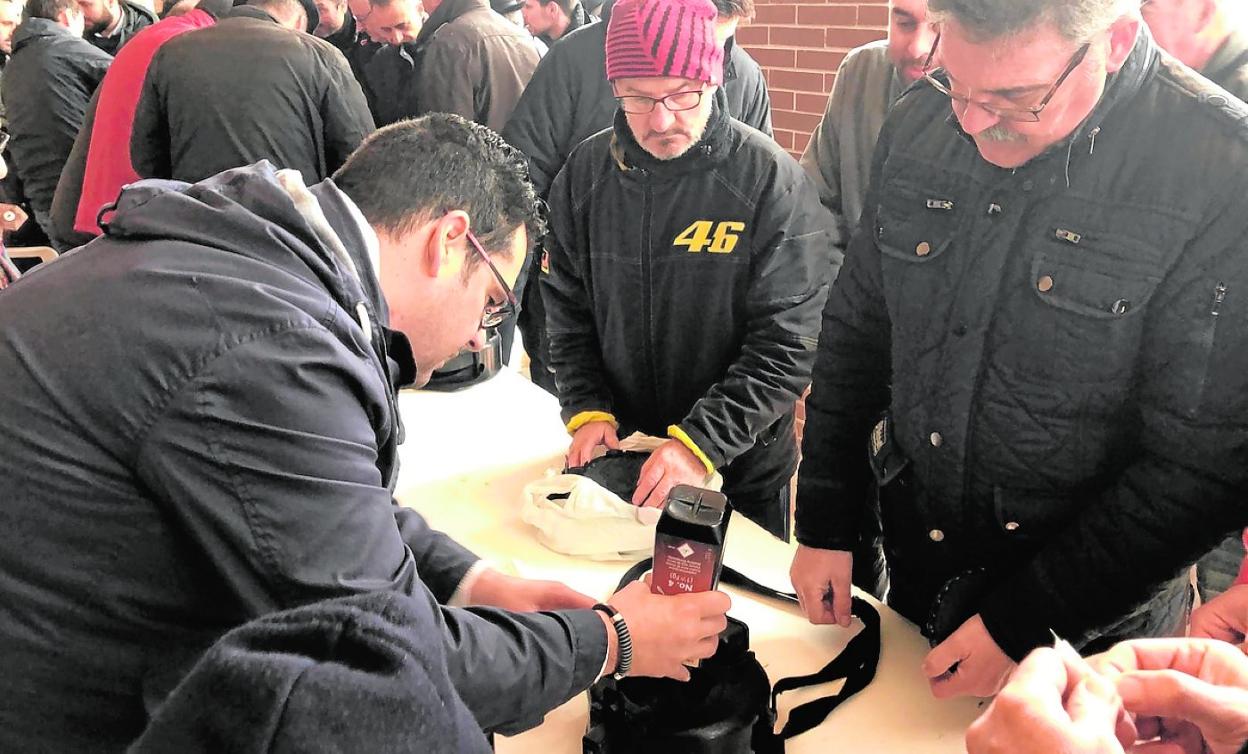 Varios tiradores observan el proceso de llenado de una cantimplora con pólvora, ayer, en Yecla. 