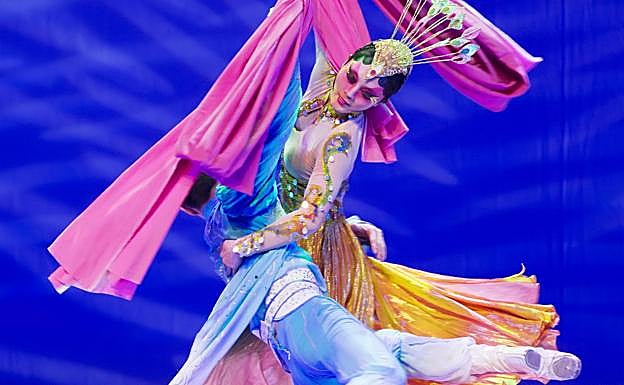 Imagen principal - Circo Acrobático de Shanghai (arriba), 'El Principito' (abajo der.) y 'Trapezi' (abajo izq.)