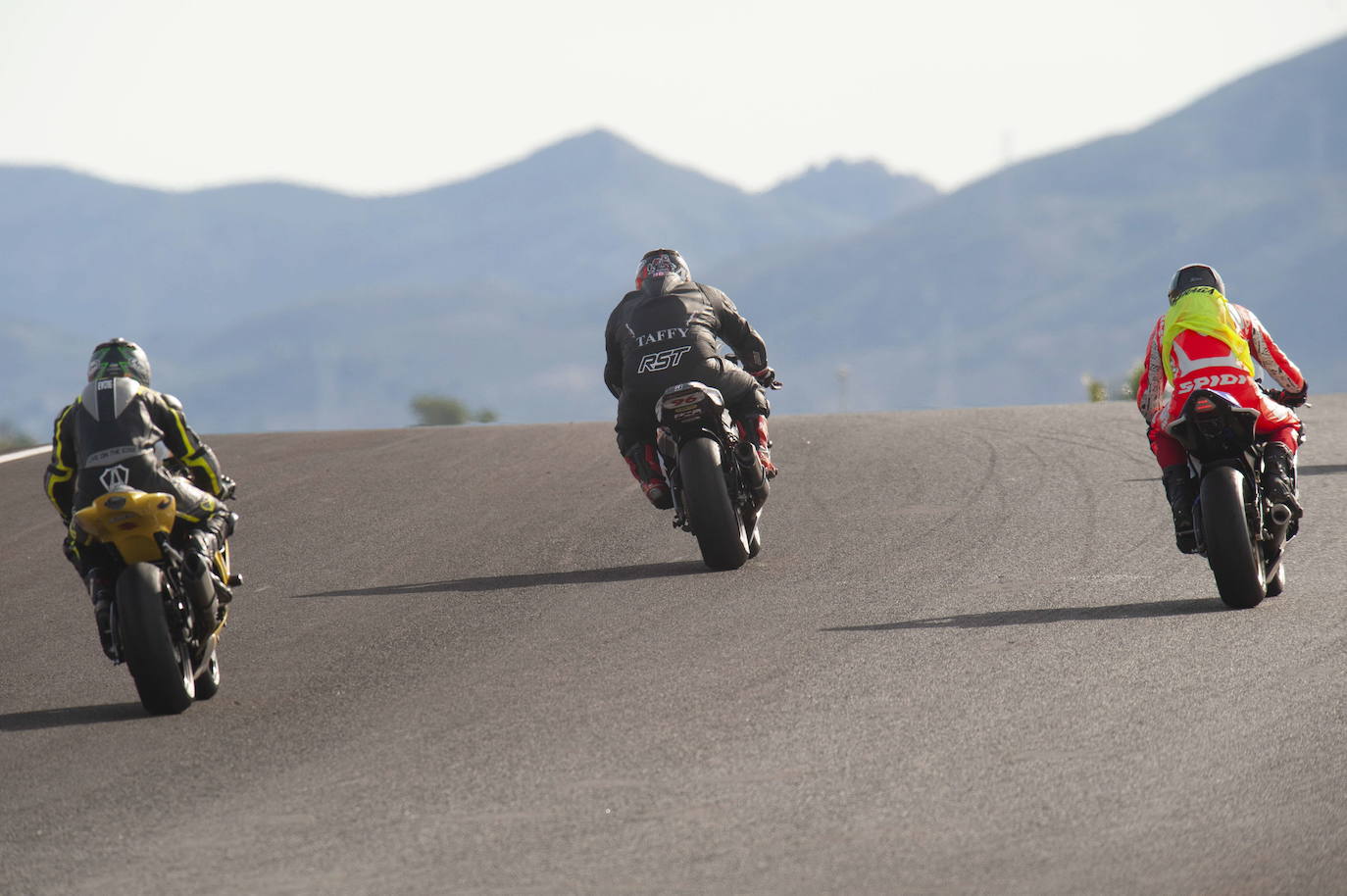 El trazado, mejorado y ensanchado, acoge también competiciones automovilísticas pero está penalizado por la falta de homologación y de apoyos.