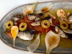Tomates, cebolla y sardinas