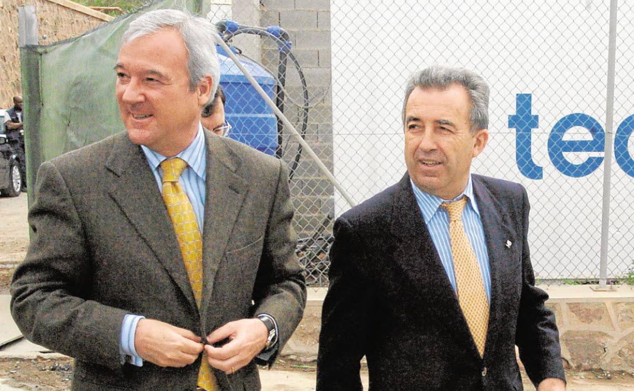 Ramón Luis Valcárcel y su entonces consejero de Agricultura, Antonio Cerdá, en las instalaciones de la desaladora de Escombreras, en abril de 2007.