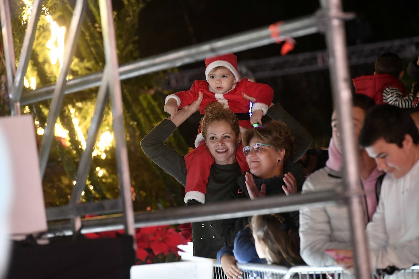 Ocho máquinas de nieve se encargaron de simular una nevada en la Plaza Circular