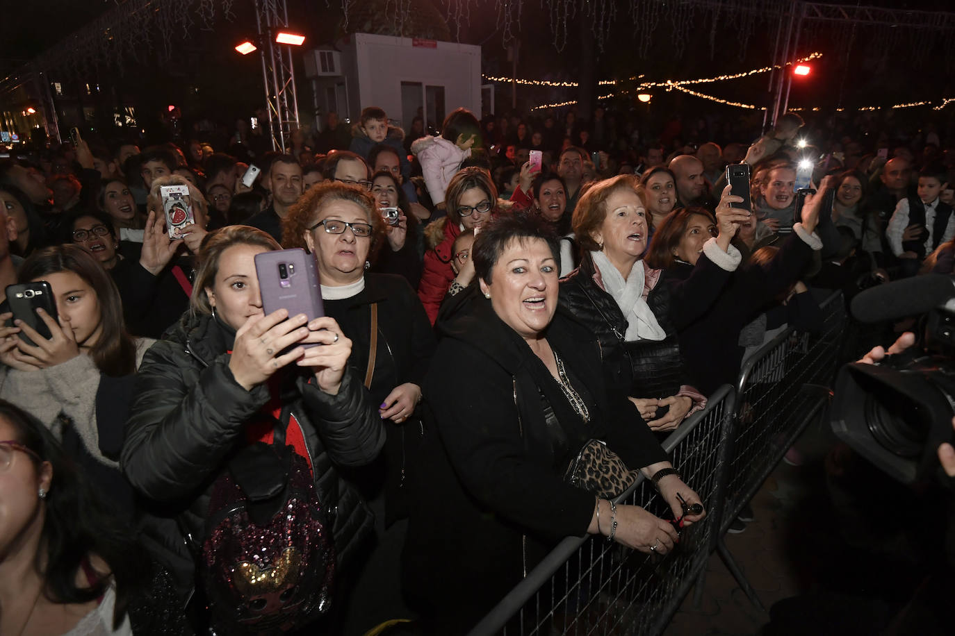 Ocho máquinas de nieve se encargaron de simular una nevada en la Plaza Circular