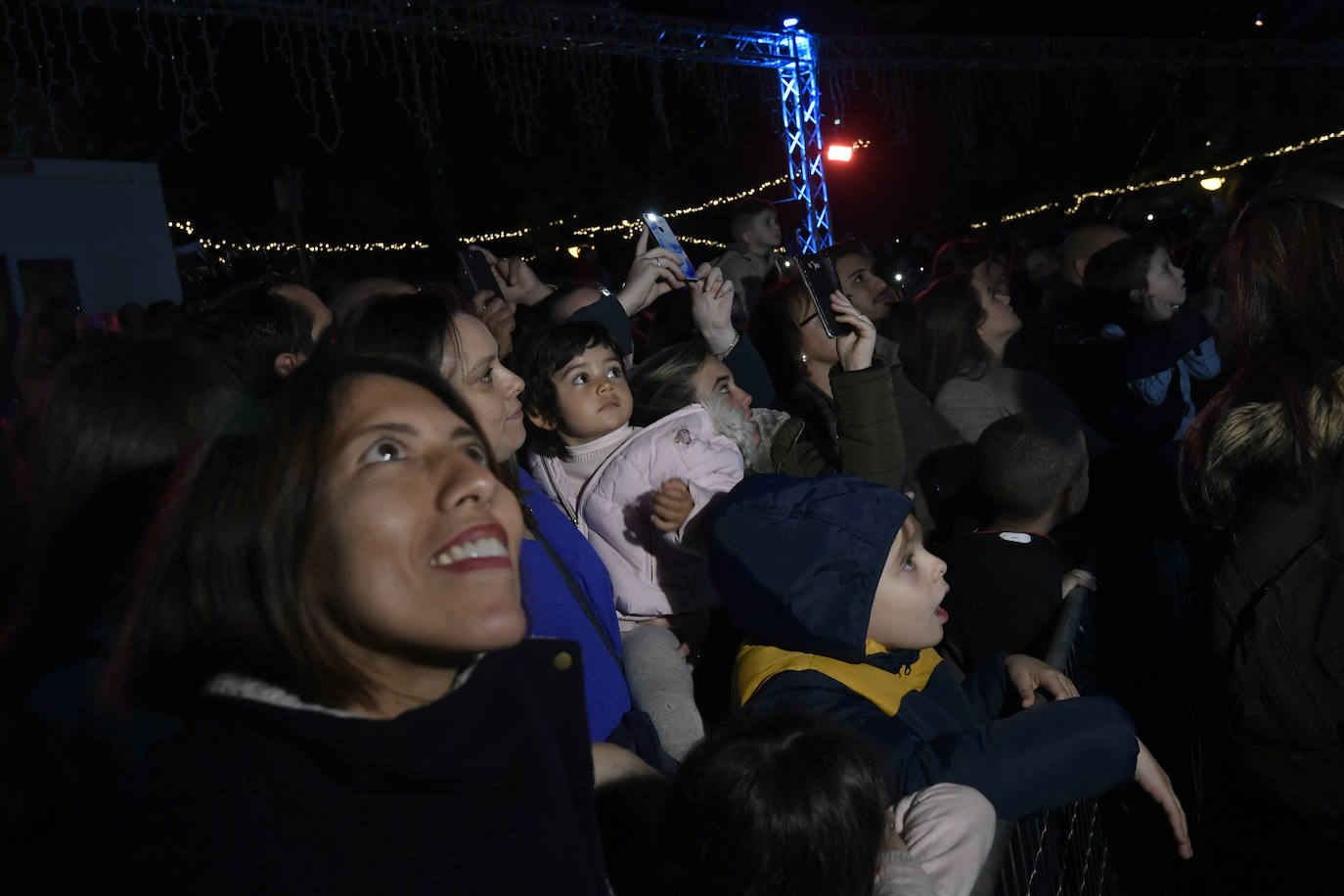 Ocho máquinas de nieve se encargaron de simular una nevada en la Plaza Circular