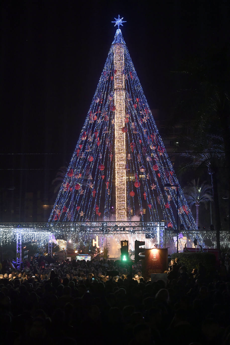 Ocho máquinas de nieve se encargaron de simular una nevada en la Plaza Circular