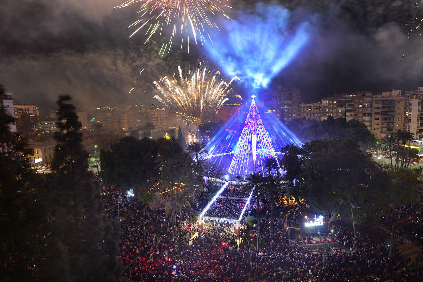 Ocho máquinas de nieve se encargaron de simular una nevada en la Plaza Circular