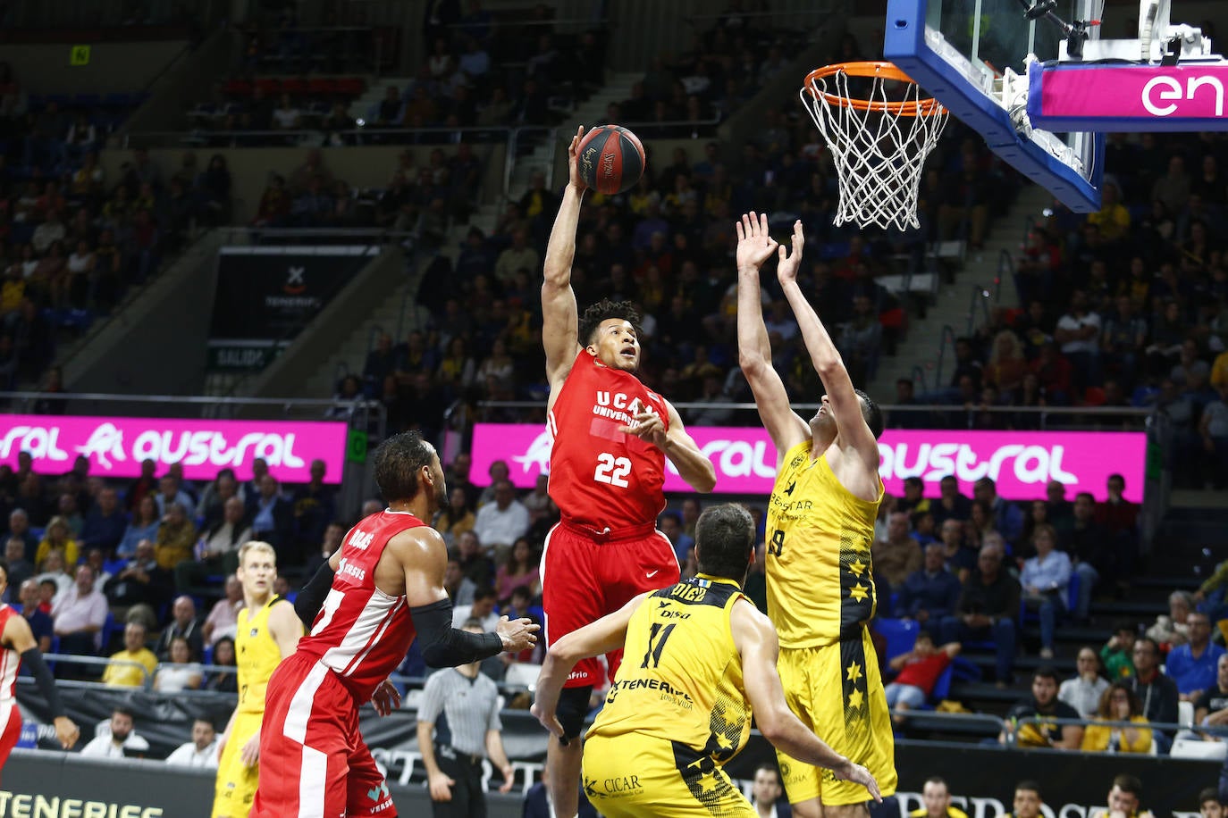 El tercer cuarto fue en el que el Iberostar cimentó su victoria frente a un equipo donde no se dieron los pasos adelante necesarios por la baja de Booker