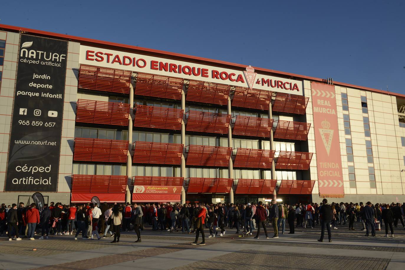 El Cartagena y su afición llegan al estadio Enrique Roca de Murcia con total normalidad y con menos aficionados en los alrededores del campo que otras temporadas