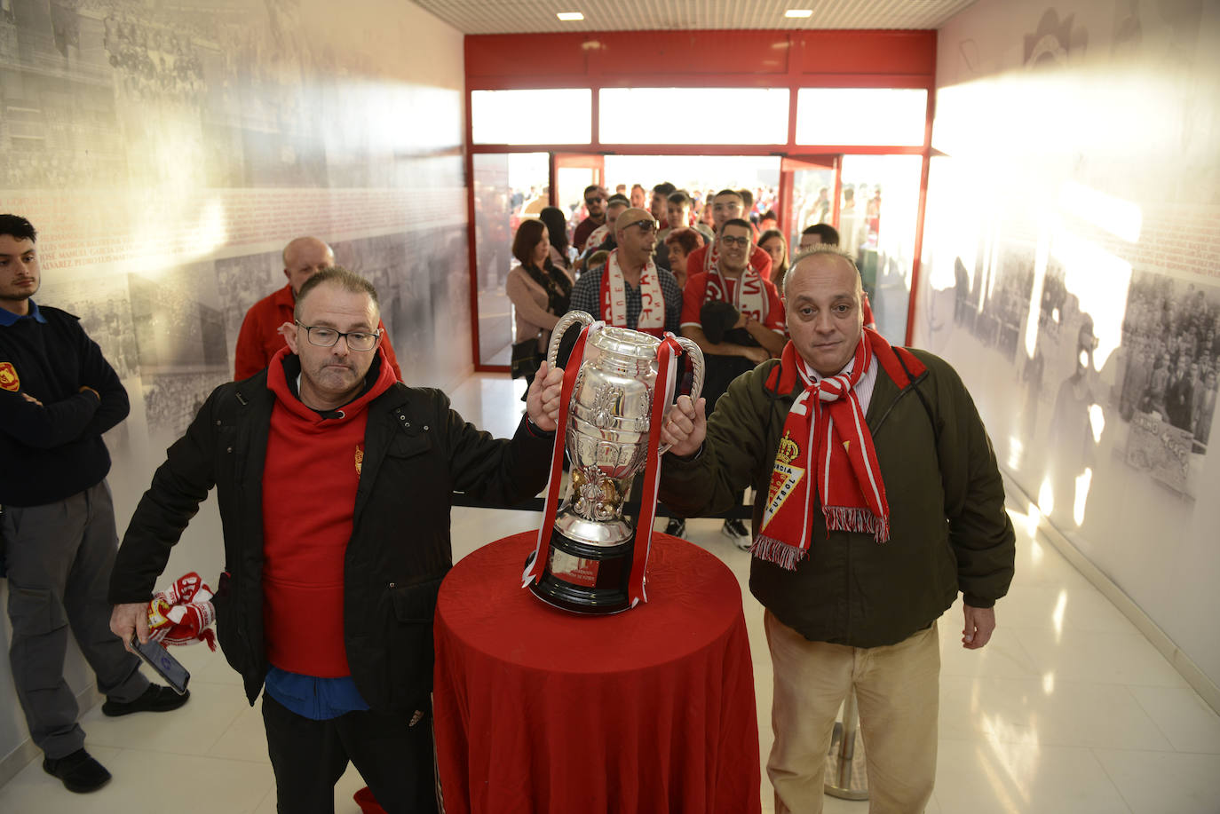 El Cartagena y su afición llegan al estadio Enrique Roca de Murcia con total normalidad y con menos aficionados en los alrededores del campo que otras temporadas