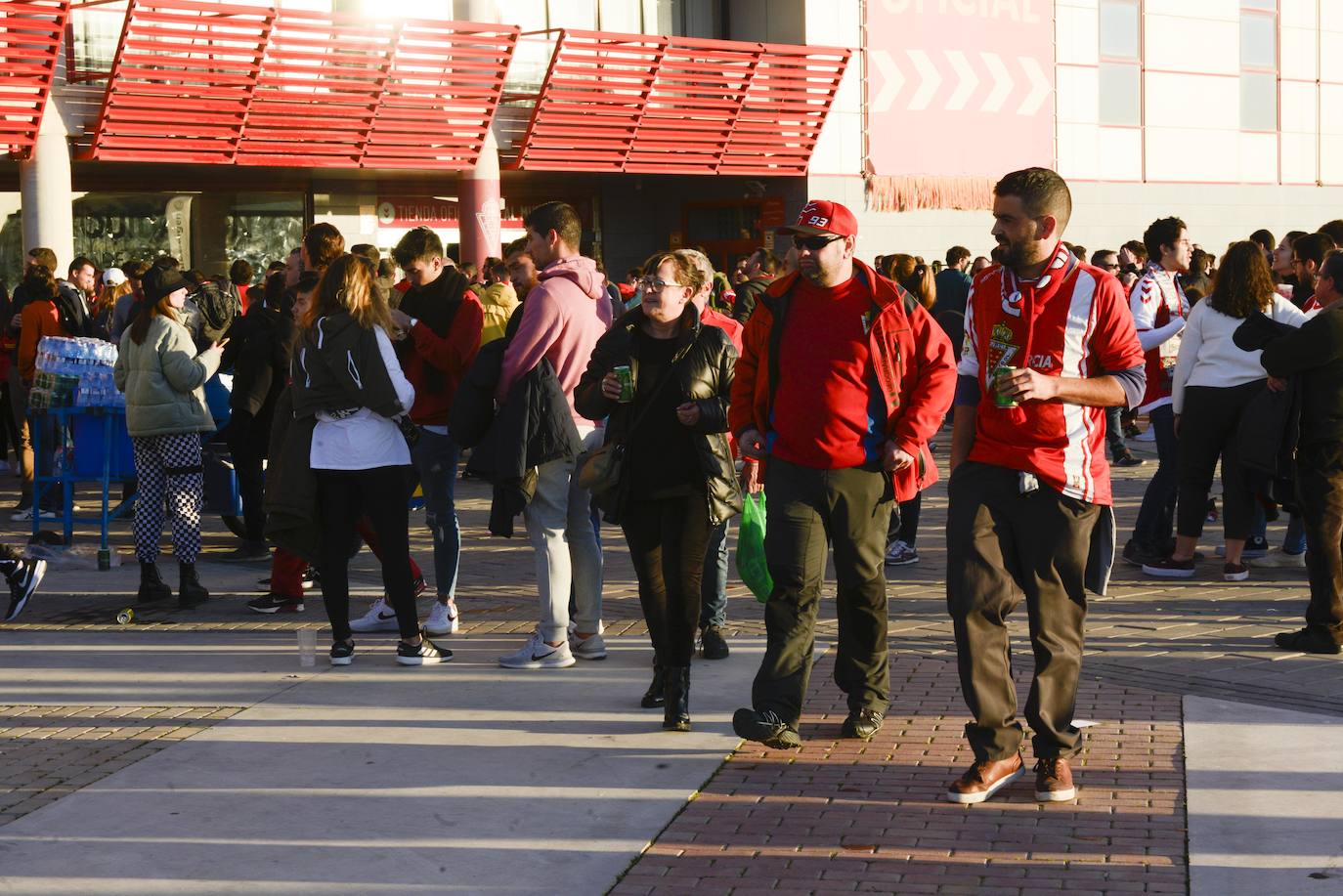 El Cartagena y su afición llegan al estadio Enrique Roca de Murcia con total normalidad y con menos aficionados en los alrededores del campo que otras temporadas