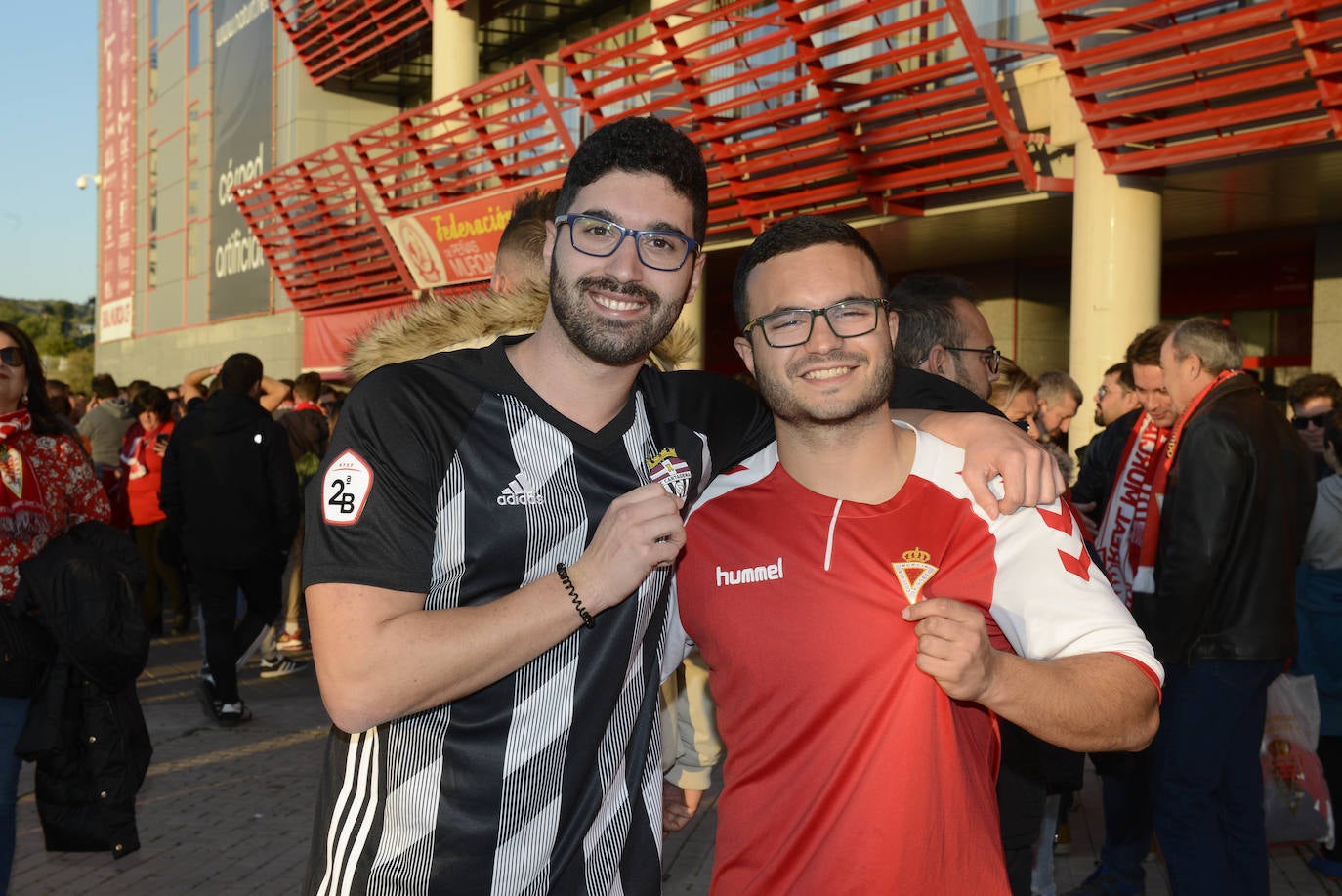 El Cartagena y su afición llegan al estadio Enrique Roca de Murcia con total normalidad y con menos aficionados en los alrededores del campo que otras temporadas