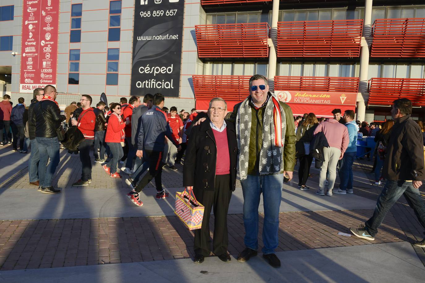 El Cartagena y su afición llegan al estadio Enrique Roca de Murcia con total normalidad y con menos aficionados en los alrededores del campo que otras temporadas