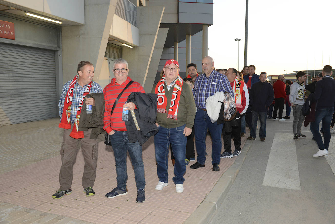 El Cartagena y su afición llegan al estadio Enrique Roca de Murcia con total normalidad y con menos aficionados en los alrededores del campo que otras temporadas