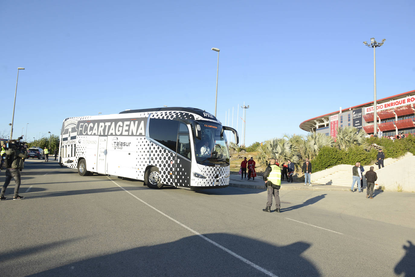 El Cartagena y su afición llegan al estadio Enrique Roca de Murcia con total normalidad y con menos aficionados en los alrededores del campo que otras temporadas