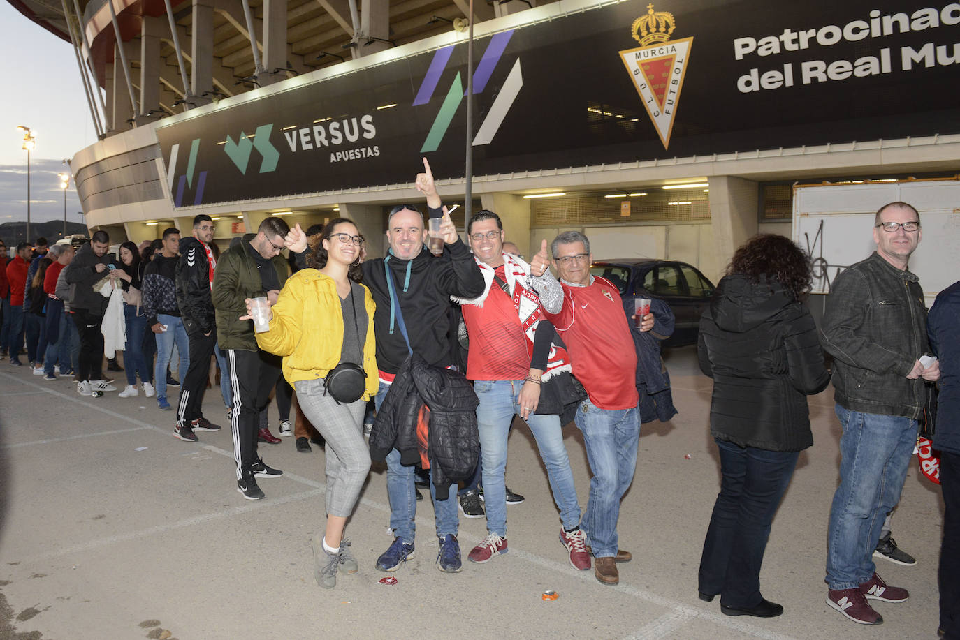 El Cartagena y su afición llegan al estadio Enrique Roca de Murcia con total normalidad y con menos aficionados en los alrededores del campo que otras temporadas