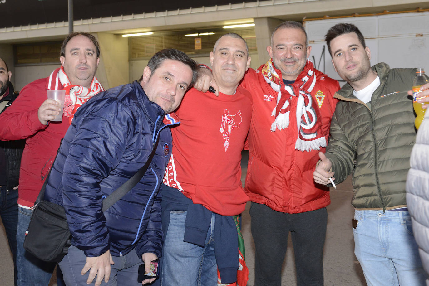 El Cartagena y su afición llegan al estadio Enrique Roca de Murcia con total normalidad y con menos aficionados en los alrededores del campo que otras temporadas