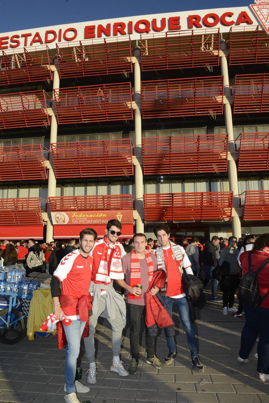 El Cartagena y su afición llegan al estadio Enrique Roca de Murcia con total normalidad y con menos aficionados en los alrededores del campo que otras temporadas