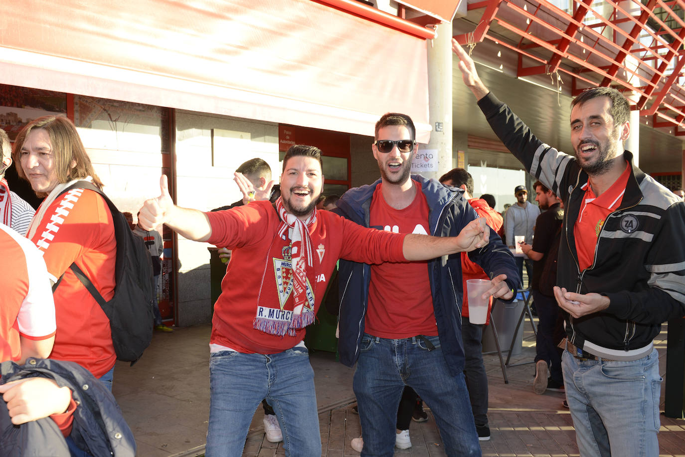 El Cartagena y su afición llegan al estadio Enrique Roca de Murcia con total normalidad y con menos aficionados en los alrededores del campo que otras temporadas