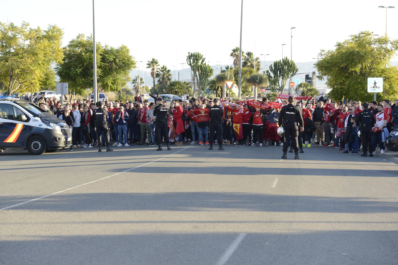 El Cartagena y su afición llegan al estadio Enrique Roca de Murcia con total normalidad y con menos aficionados en los alrededores del campo que otras temporadas