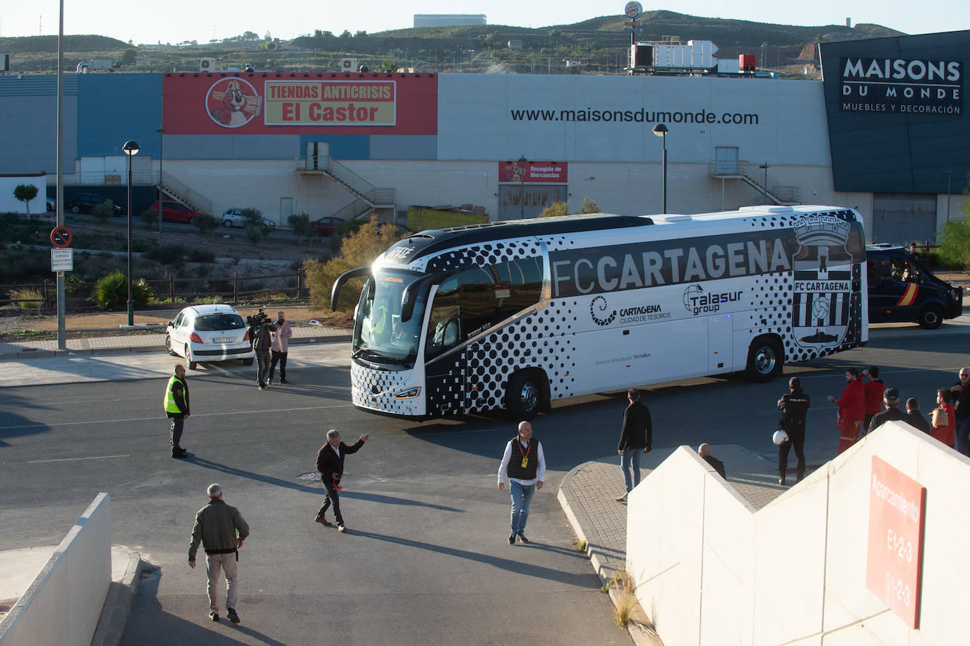 El Cartagena y su afición llegan al estadio Enrique Roca de Murcia con total normalidad y con menos aficionados en los alrededores del campo que otras temporadas