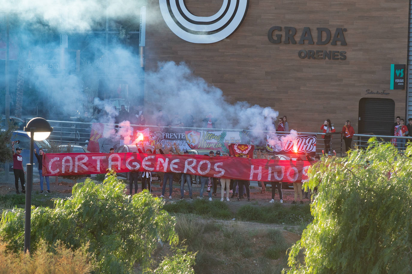 El Cartagena y su afición llegan al estadio Enrique Roca de Murcia con total normalidad y con menos aficionados en los alrededores del campo que otras temporadas