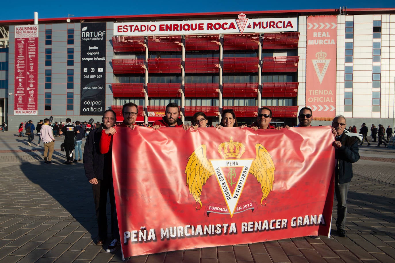 El Cartagena y su afición llegan al estadio Enrique Roca de Murcia con total normalidad y con menos aficionados en los alrededores del campo que otras temporadas