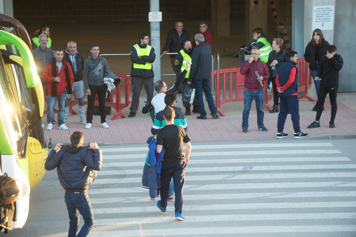 El Cartagena y su afición llegan al estadio Enrique Roca de Murcia con total normalidad y con menos aficionados en los alrededores del campo que otras temporadas