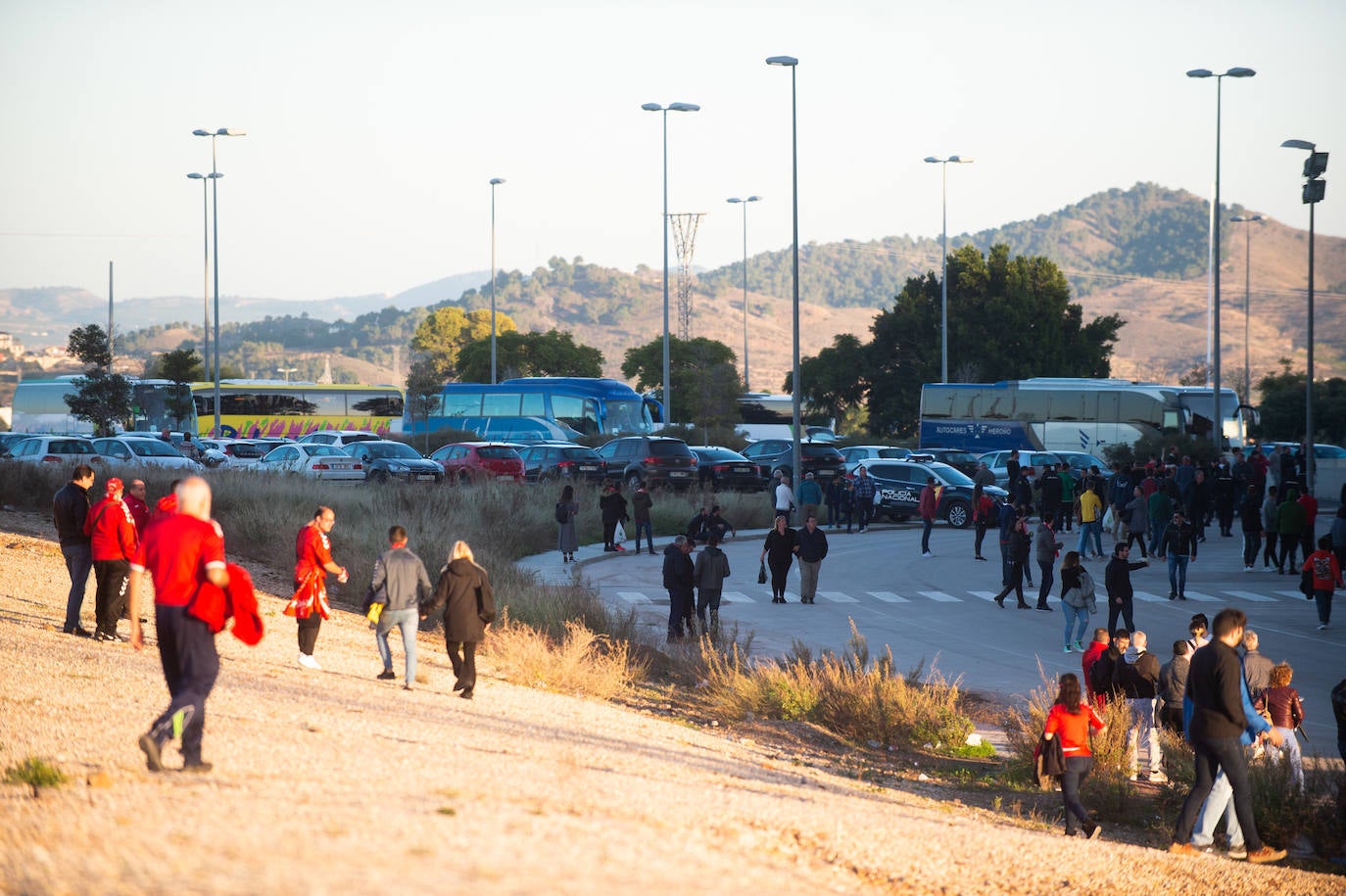 El Cartagena y su afición llegan al estadio Enrique Roca de Murcia con total normalidad y con menos aficionados en los alrededores del campo que otras temporadas