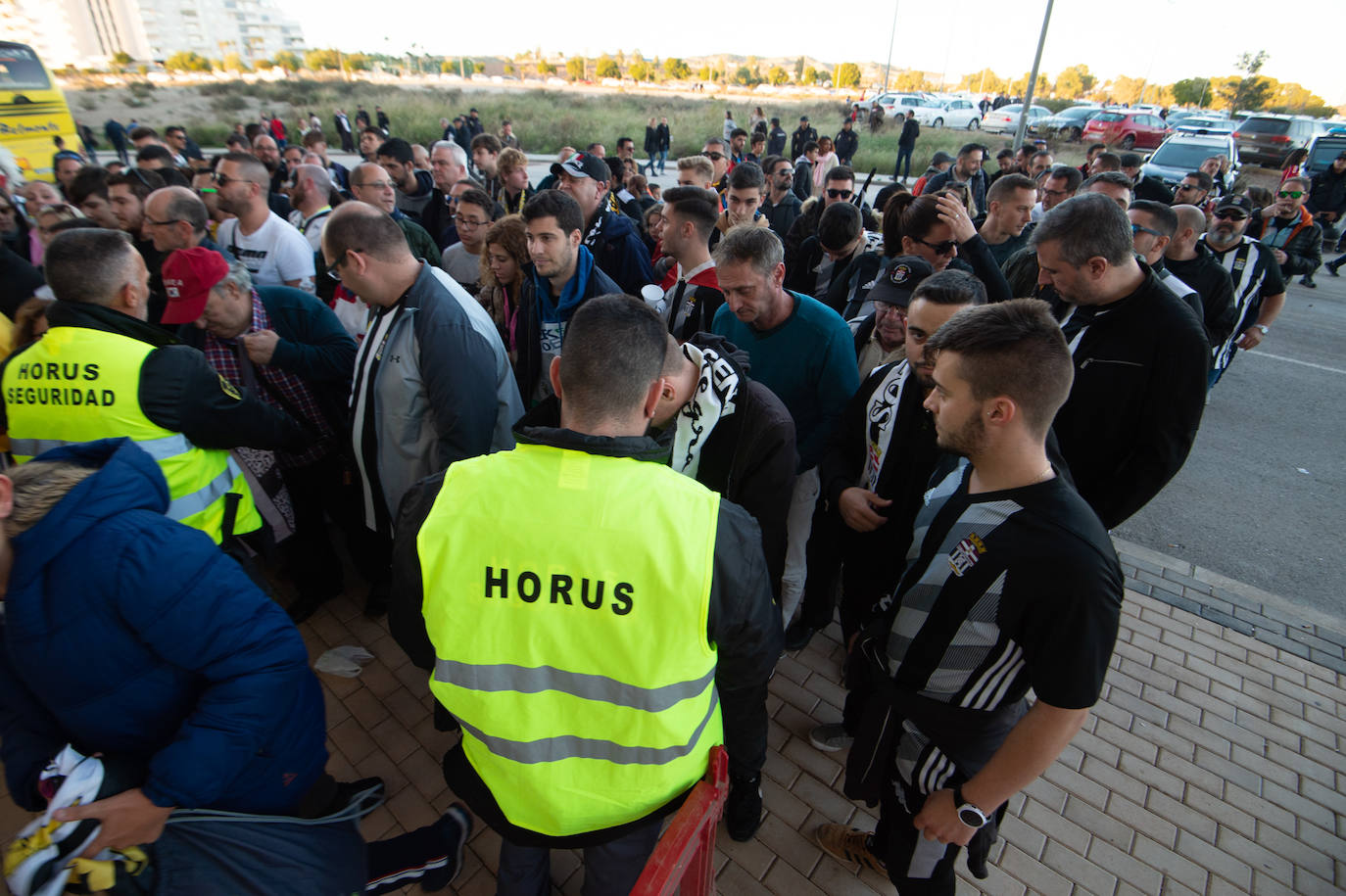 El Cartagena y su afición llegan al estadio Enrique Roca de Murcia con total normalidad y con menos aficionados en los alrededores del campo que otras temporadas