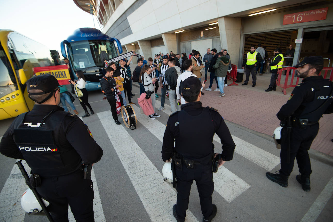 El Cartagena y su afición llegan al estadio Enrique Roca de Murcia con total normalidad y con menos aficionados en los alrededores del campo que otras temporadas