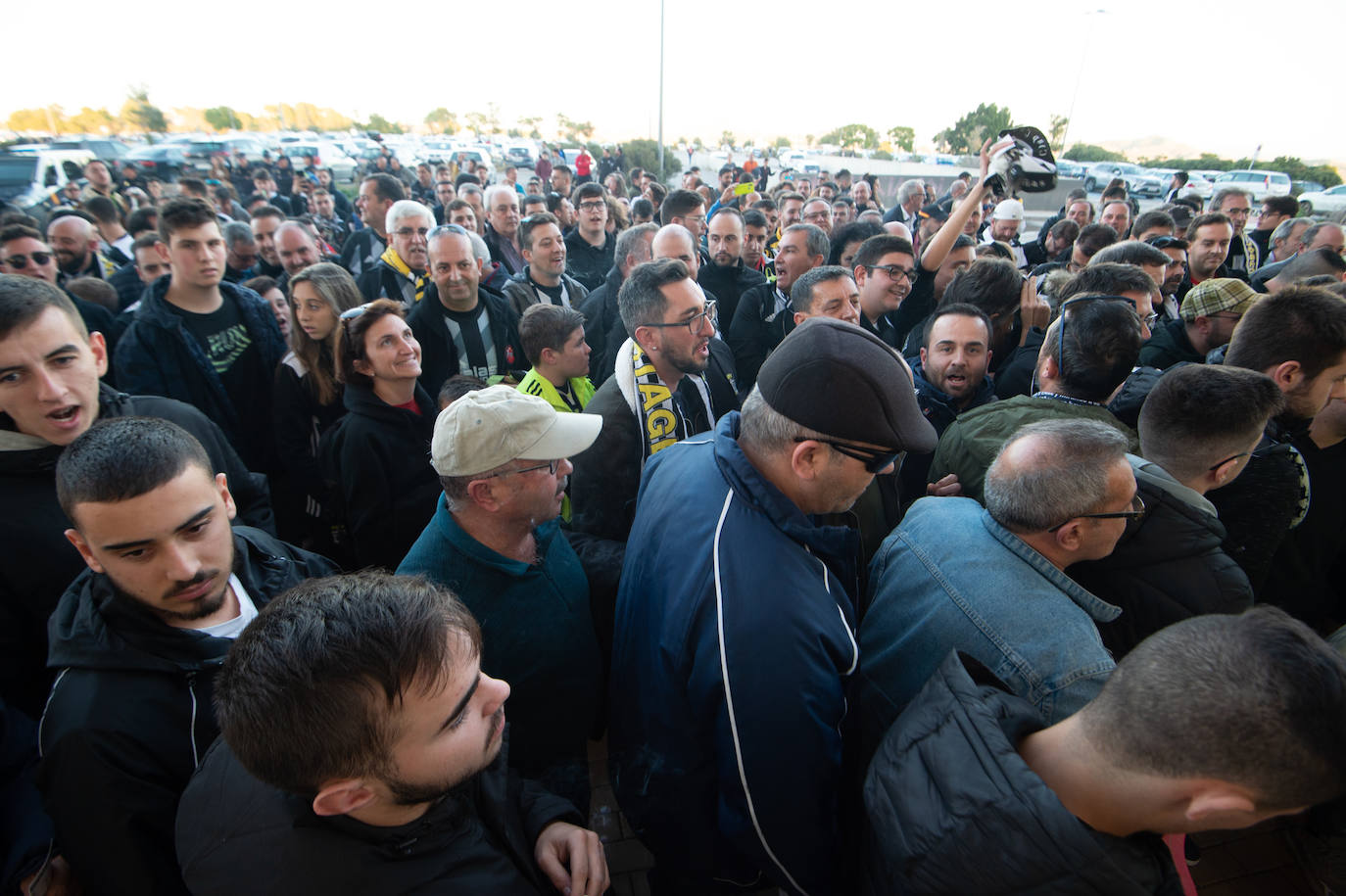 El Cartagena y su afición llegan al estadio Enrique Roca de Murcia con total normalidad y con menos aficionados en los alrededores del campo que otras temporadas