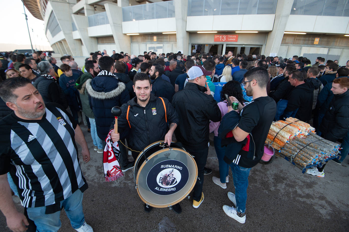 El Cartagena y su afición llegan al estadio Enrique Roca de Murcia con total normalidad y con menos aficionados en los alrededores del campo que otras temporadas