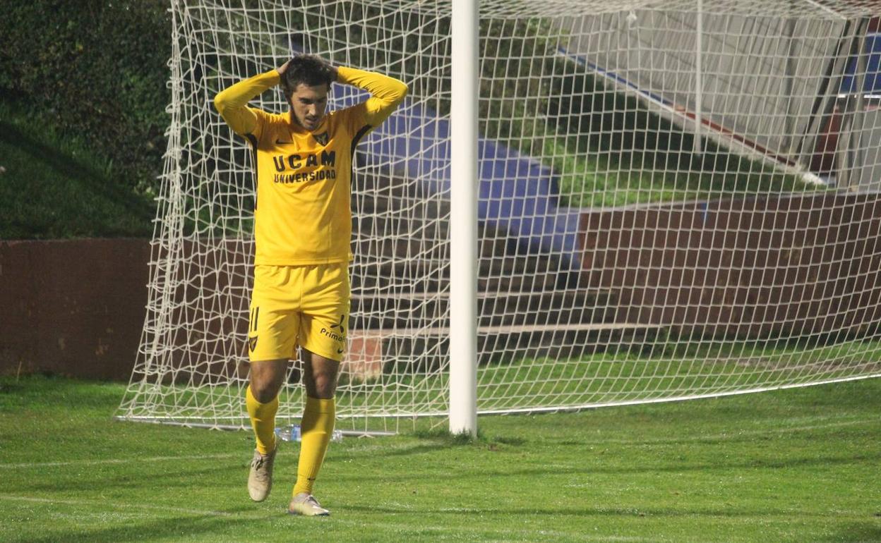 Barbosa, jugador del UCAM CF, se lamenta durante el partido.